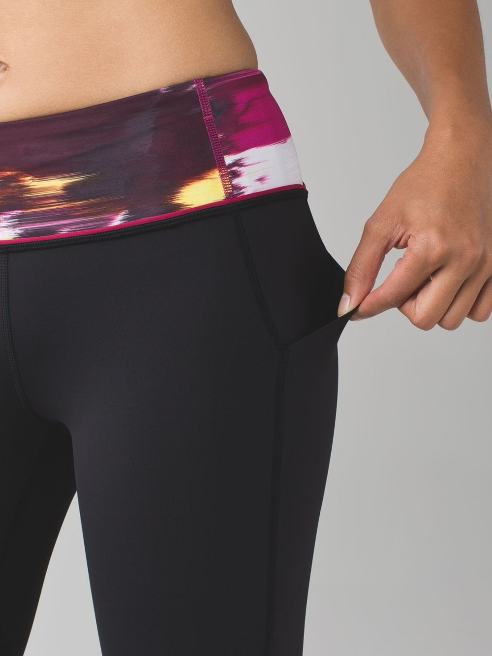 EUC Lululemon Pace Rival Crop
Blk/Pigment Wind Berry Rumble Multi/Berry Rumble 6